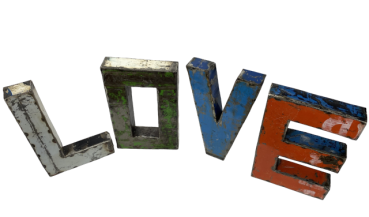 "LOVE" in Metallbuchstaben